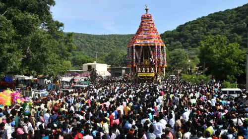  ‘Adi’ celebrations; Devotees from southern districts pulled the car (Ther) of the famous Lord Sundararaja Perumal Temple at Alagarkoil